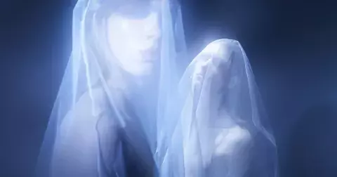 Chladná a nedotknutelná fetiš haute couture podle Martina Humpoláka