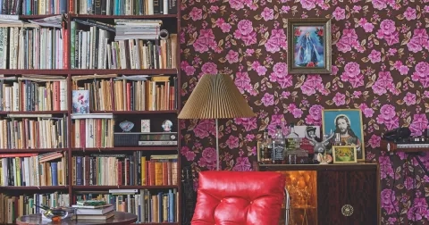 Prohlédněte si eklektický byt na pražských Vinohradech plný barev
