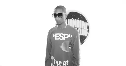 Zdá se, že Pharrell Williams nestárne. A vy už také nemusíte!
