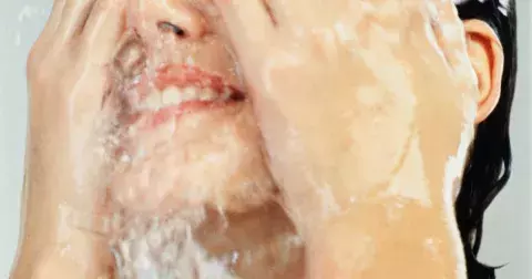 Teplá nebo studená voda? Jak a kdy vodu v péči o pleť a tělo používat