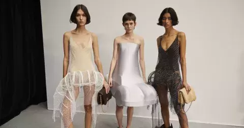 Nafukovací balónky, auta i surrealismus. Co bylo k vidění u Loewe?