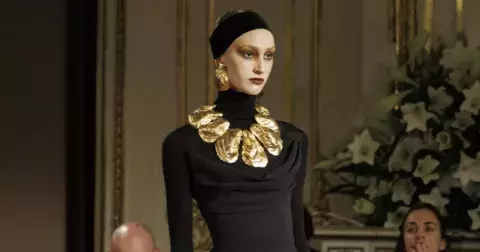 Schiaparelli Ready to Wear Fall Winter 2023: Nositi surrealismus