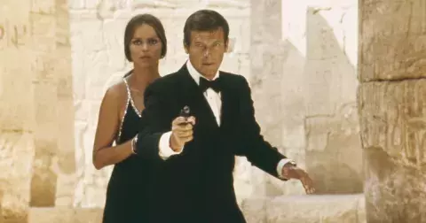 Ty nejikoničtější módní momenty Bond Girls napříč historií