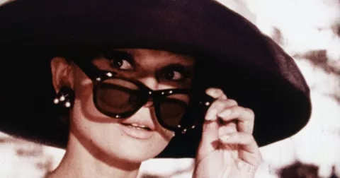 V hlavní roli šperky! Které vynesla Audrey ve Snídani u Tiffanyho?