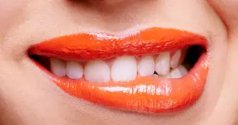 Lék na ekonomickou krizi a deprese? Funguje rudá rtěnka a botox.