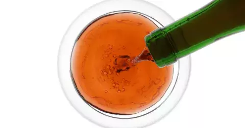 Oranžádu, prosím! Už jste objevili oranžové víno?