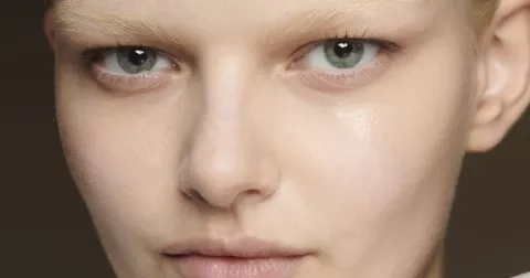 Nejnovější beauty obsese z TikToku: nádherná „Vampire Skin“