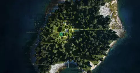 Architekt se spojil s oděvní značkou, vytvořil pro ni ostrovní dům