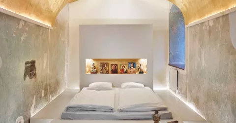 Eklektický zámek plný umění i vesmírná loď. Kde v Česku přenocovat?