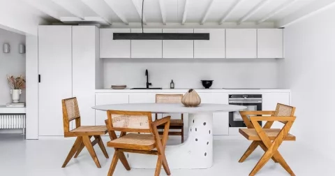 Bydlet v bílém: Po náročné rekonstrukci se pařížský byt zalil sluncem