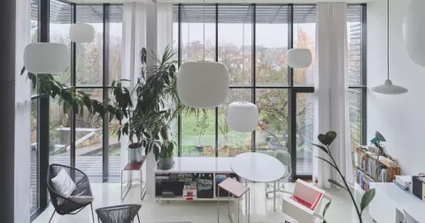 Umělci si ze starých nalezených věcí vytvořili dům, který překvapí