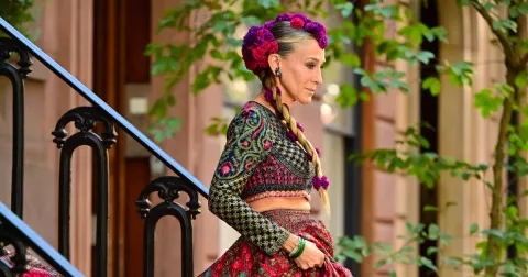 Jako Carrie a Emily: letní seriálové outfity, které vám budou slušet