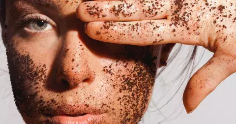Domácí peeling může zničit vaši pleť, pozor na kávový i oříškový