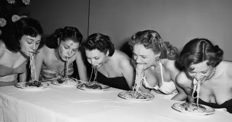 Jídlem ke štěstí? Zde je 10 potravin, které vás udělají šťastnější