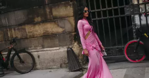 První podzimní fashion trendy: dámské obleky, rudá barva i šedé kabáty