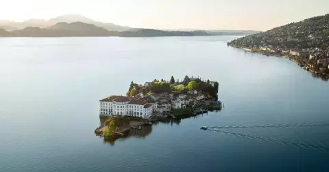 Louis Vuitton Resort 2024: Futuristické baroko Nicolase Ghesquiéra