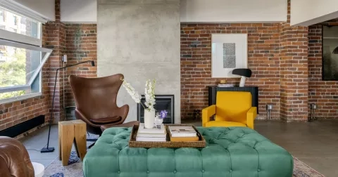 Cihly, vintage, současnost. To vše dalo vzniknout neobvyklému bytu