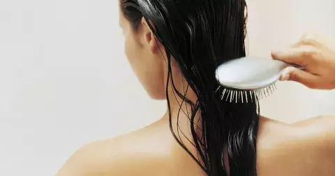 Čistíte si vlasy? Měli byste. Známe odpověď na oživení splihlých vlasů