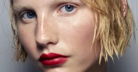 Seznamte se: Strawberry Girl, make-up hit TikToku od Hailey Bieber