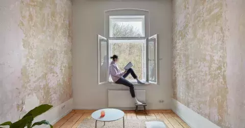 Byt v Karlových Varech charismaticky promlouvá skrze oprýskanou omítku