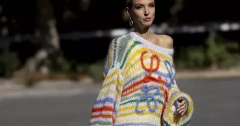 Trendy konce roku 2023: Ty nejlepší svetry a mikiny letošního podzimu