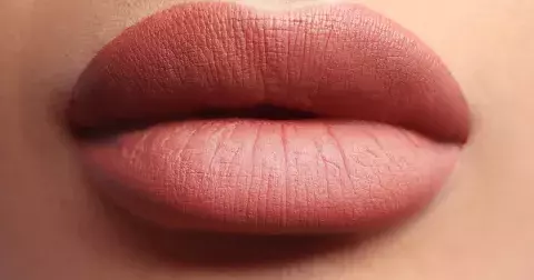 Propadli jsme zvětšování rtů. Které zákroky jsou v Česku nejžádanější?