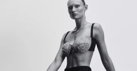 Její šaty si oblíbily Gigi Hadid a Paris Hilton. Zamiluje si je každý