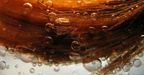 SOS, konečky! Jak zachránit roztřepené konce vlasů i bez kadeřníka?