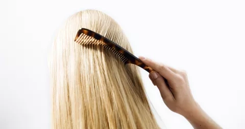 Zplihlé vlasy? Jen 5 minut ráno před zrcadlem a můžete jim dát sbohem