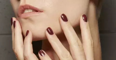 Cherry Mocha, jediný odstín nehtů, bez kterého se na podzim neobejdete