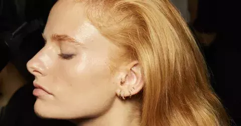 Nejlepší vlasy a účesy zimy 2023: Vrátí se mikádo, copy i low bun