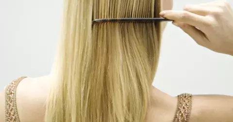 Stres a padající vlasy? Pomohou vitaminy i vlasové vody