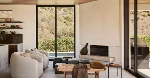 Luxusní, přesto skromné. Objevte bydlení v japandi a mid-century stylu