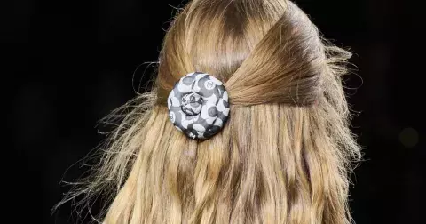 Toto rozhodně nedělejte. Šest nejčastějších mýtů v péči o vlasy