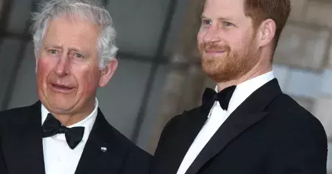 Král Karel slaví 75. Princ Harry si s ním ale nepřipije