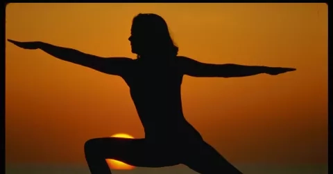 Vše o pozdravu slunci: kde se vzal a jak působí na naše tělo?