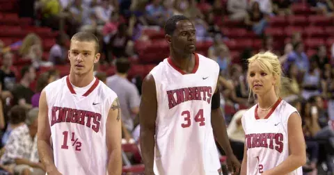 Celebrity na střední: Britney válela basket, Hailey Bieber baletila