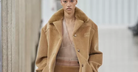 Trend zimy 2023? Manšestr. A slušet bude každému věku i postavě