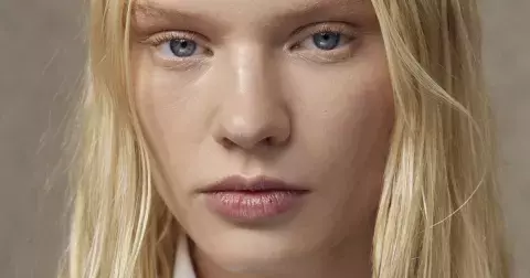 Beauty trendy roku 2024: Peachy coquette, ombré rty i stříbrný lesk