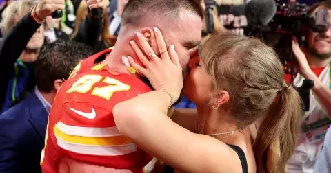 Super Bowl 2024: Taylor Swift skákala radostí, Usher ukázal sixpack