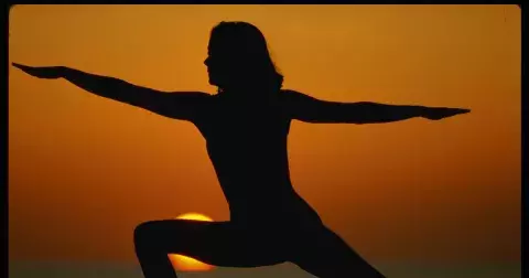 Vše o pozdravu slunci: kde se vzal a jak působí na naše tělo?