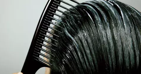 Restart pro mastné a unavené vlasy: Pomůže peeling!