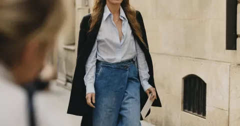 Denim, trend roku 2024. Zamilujeme si vrstvení, patchwork i zvonáče