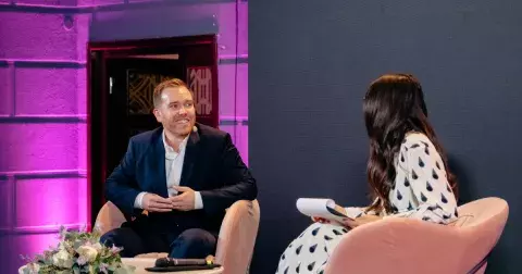 Plastický chirurg: umělá prsa z 90. let neletí, teď děláme přirozenost