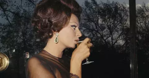 Co ve sklenici, to na tváři. Jak se pití alkoholu podepíše na kráse?