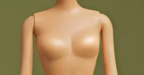 Už jste slyšeli o Barbie botoxu? Prodlouží vám šíji a zjemní ramena