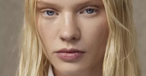 Beauty trendy roku 2024: Peachy coquette, ombré rty i stříbrný lesk