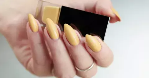 Hit jara 2024 v manikúře: Máslově žlutou barvu na nehtech uvidíme všude. Inspirujte se Selenou Gomez