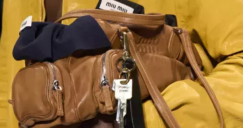 Trendy kabelky roku 2024: Propadneme romantice, objevíme cargo bag