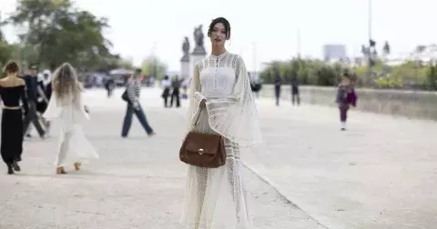 7 must-have šatových trendů na jaro 2024. Kraluje denim i háčkování